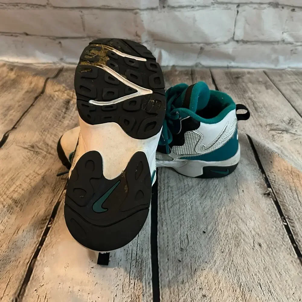 C22 Nike Air Speed Turf Youth White and Teal Sneakers, size Y6.5, Pre-owned